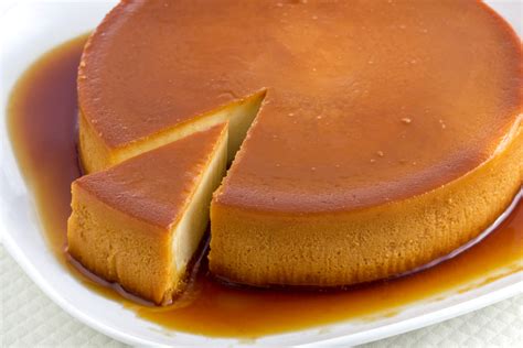 Torta de pan tipo quesillo desmoldada con caramelo