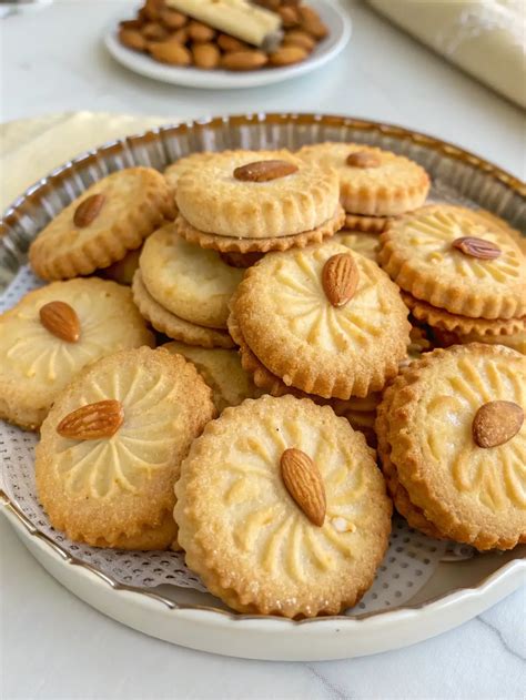 Rulo de masa de galletas de almendra listo para cortar