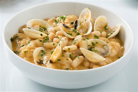 Guiso de fabes a la marinera con marisco