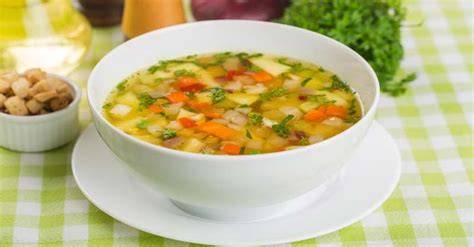 Sopa de verduras casera con especias