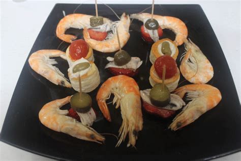 variedad de aperitivos con gambas