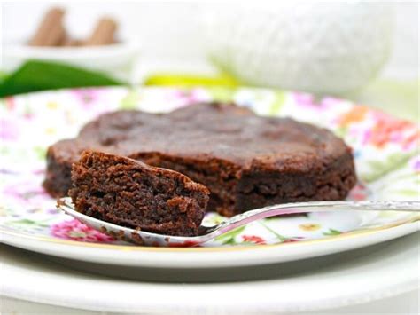 Plato de postre con una tortilla de chocolate de aspecto rústico