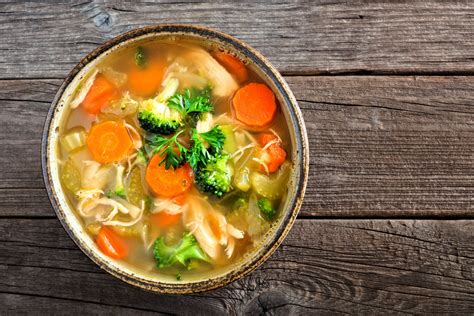 Sopa de pollo con verduras y arroz en un tazón