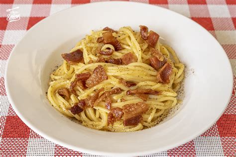 Espaguetis a la Carbonara con guanciale y huevo