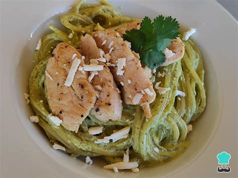 Plato de espagueti verde con pollo