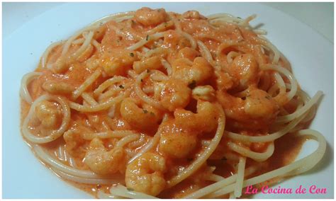 Espaguetis con gambas y tomate
