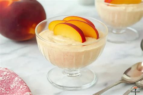 Mousse de melocotón servida en una copa de cristal