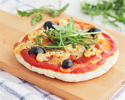 Pizza de pan pita saliendo de la freidora de aire
