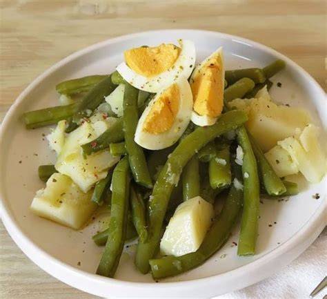 Plato de judías verdes con patatas y huevo duro