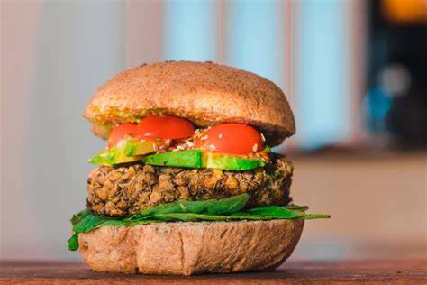 Ingredientes para hacer hamburguesas veganas como legumbres, verduras y especias