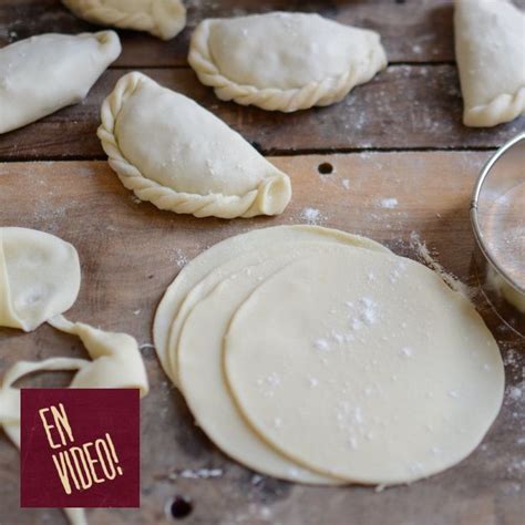 Masa de empanadas artesanal extendida sobre una mesa