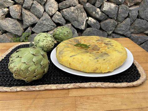 Imagen de una jugosa tortilla de alcachofas
