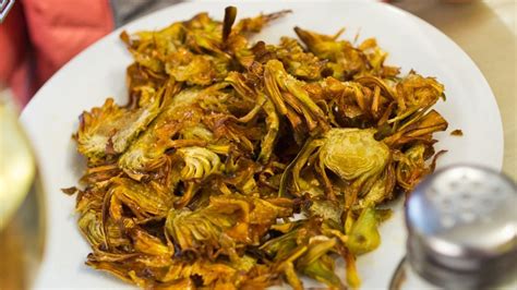 Foto de chips de alcachofa dorados y crujientes