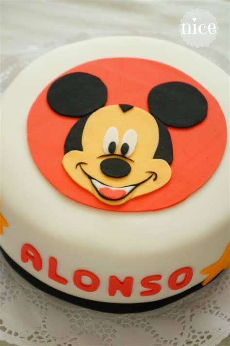 Torta cubierta con fondant y decoraciones