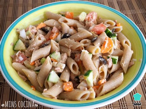 Imagen de una ensalada de pasta integral colorida