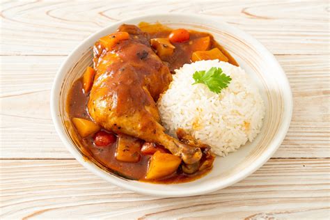Plato de guiso de pollo casero