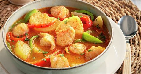 Guiso de pescado con diferentes acompañamientos