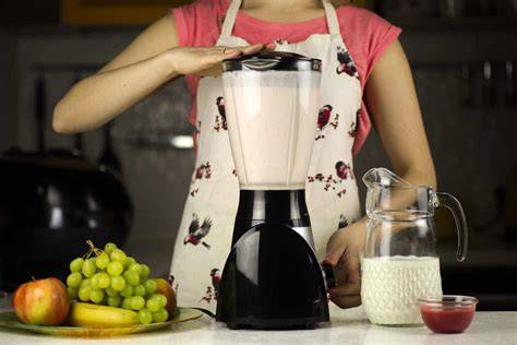 Licuadora mezclando ingredientes para el pastel
