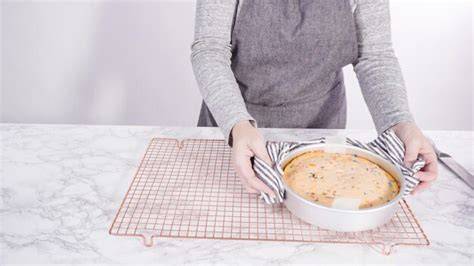 Pastel de naranja recién horneado enfriándose en una rejilla