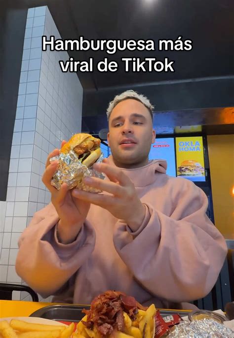 Influencers reaccionando a la hamburguesa de Jumpers