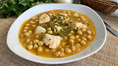 Plato de ensalada de garbanzos con bacalao fresco y verduras