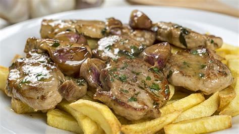 Plato de solomillo guisado con patatas humeante