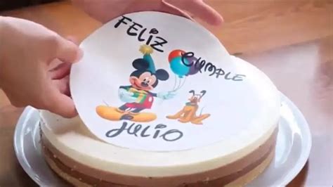 Instrucciones paso a paso para colocar una oblea de azúcar en una tarta