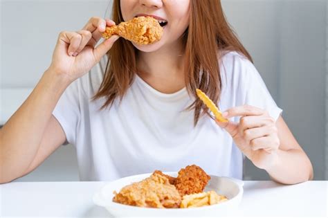 Mujer comiendo pollo frito keto