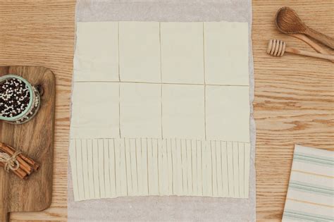 Proceso de corte de la masa en tiras finas para colines