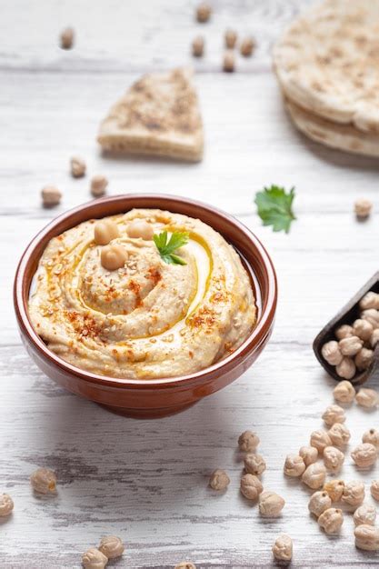Colines servidos junto a un cuenco de hummus