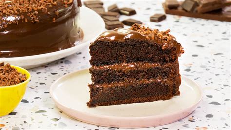 Torta de chocolate peruana con capas de relleno