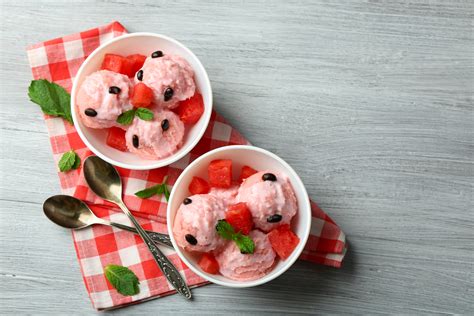 Helado de sandía artesanal servido en un bol con decoración de menta