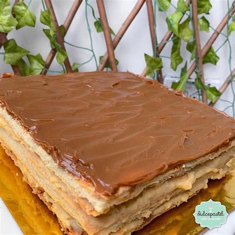 Milhojas cortado en porciones individuales