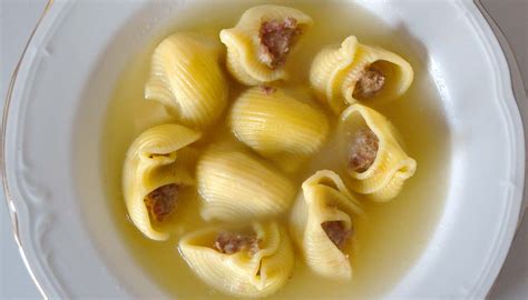 Sopa de pasta rellena de carne