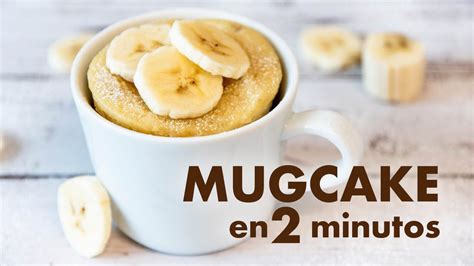 Mug cake de plátano recién hecho en una taza