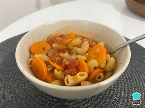 Ingredientes frescos para guiso: cerdo, fideos, verduras