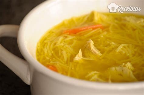Sopa de pollo con fideos lista para servir