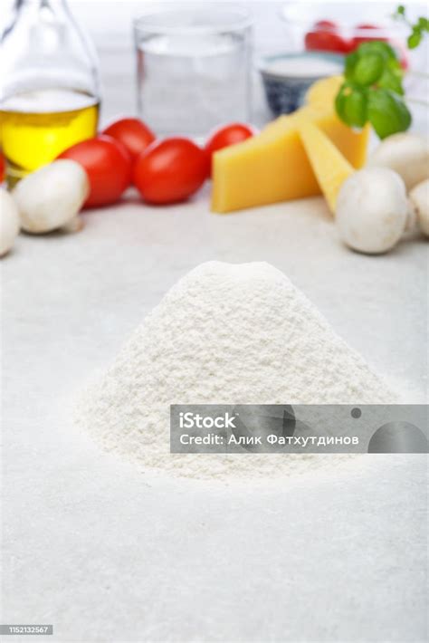 ingredientes frescos sobre mesa de madera harina y tomates