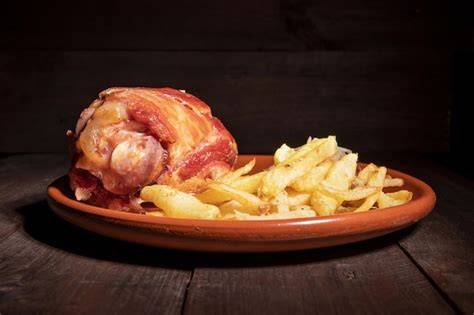 Codillo de cerdo, chucrut y patatas