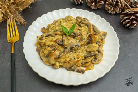 Plato de revuelto de champiñones y gambas listo para servir
