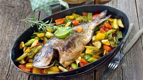 Dorada al horno con verduras variadas