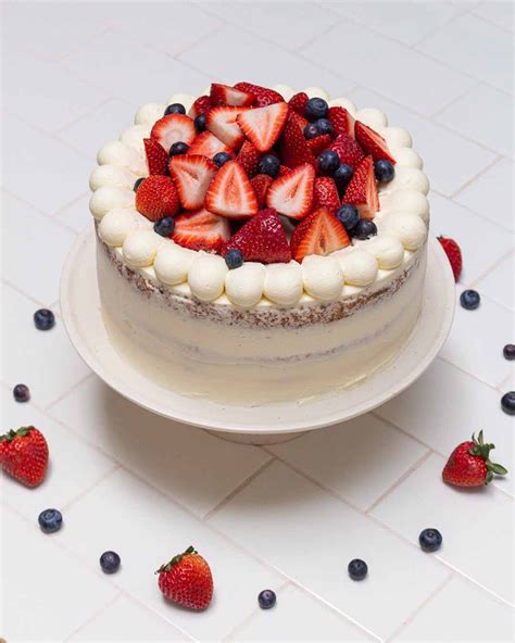 Pastel nube esponjoso con frutos rojos