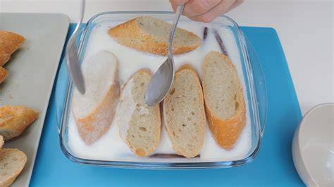 Pan remojándose en leche