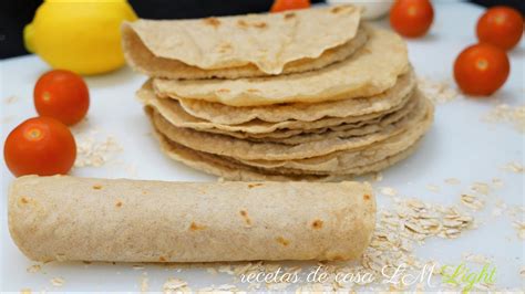 Tortillas de avena saludables sobre tabla de madera