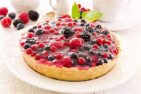 Tarta de queso dulce decorada con frutos rojos