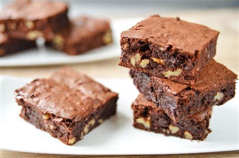 brownie de chocolate oscuro hecho con harina de coco y nueces