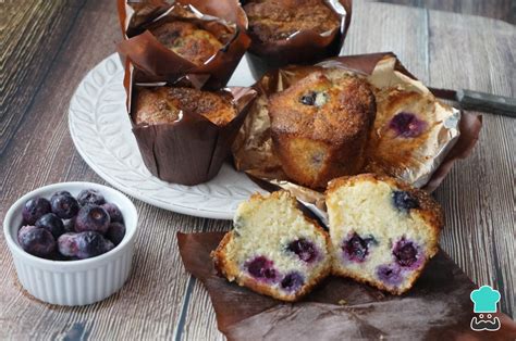 muffins esponjosos de harina de coco con arándanos frescos
