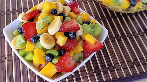 Variedad de ensaladas de frutas