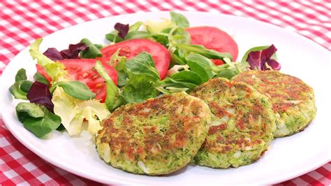Tortitas de coliflor y avena servidas con ensalada y dip