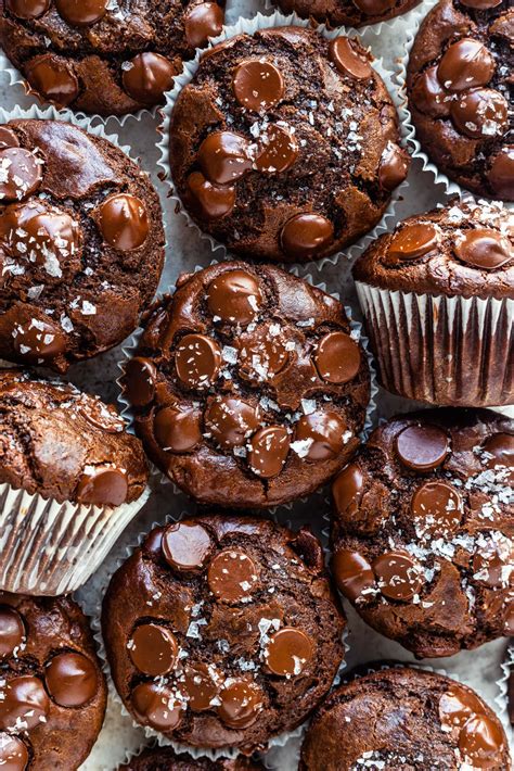 Muffin de chocolate abierto mostrando su interior fundido